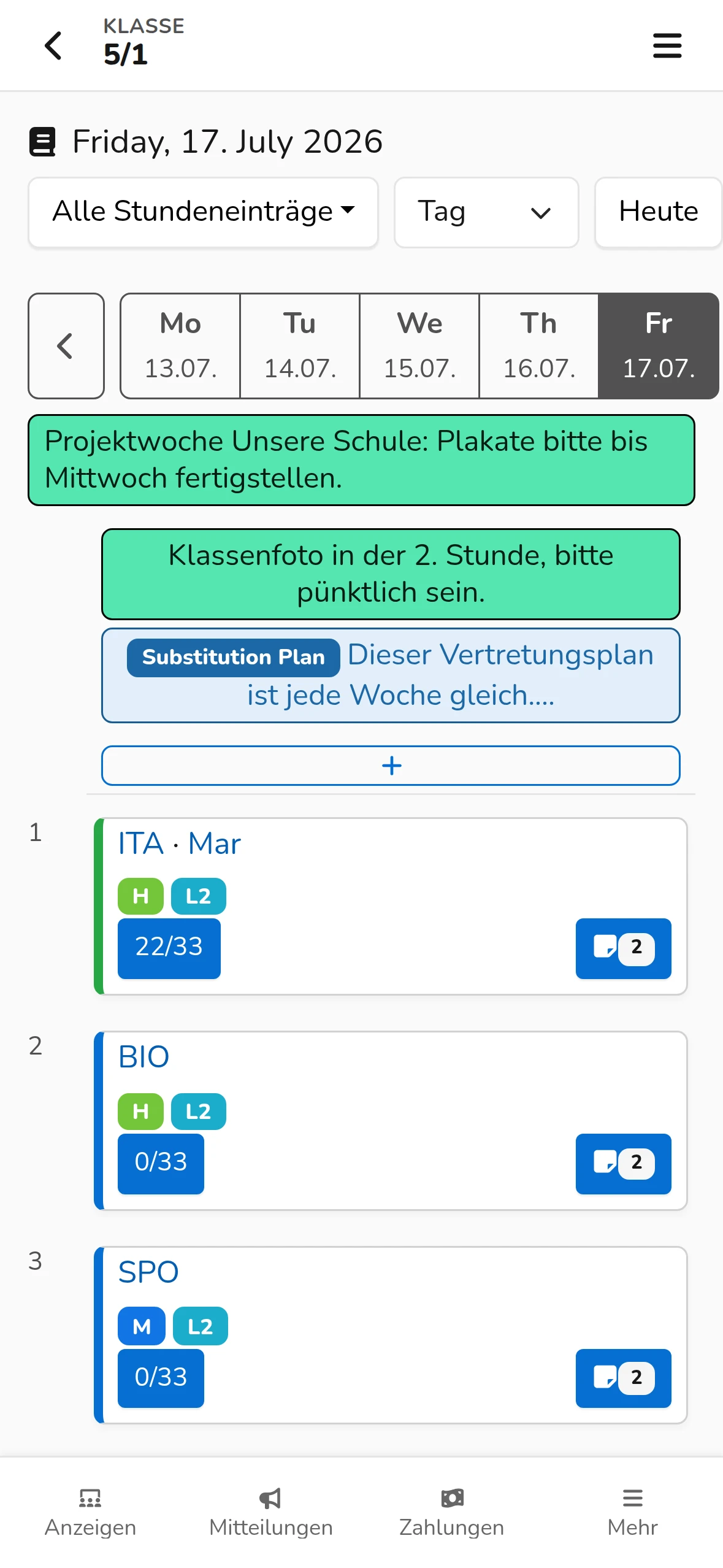 Das Klassenbuch in der App: Tagesansicht einer Klasse mit Stundeneinträgen, Hinweisen und Vertretungsplan-Eintrag